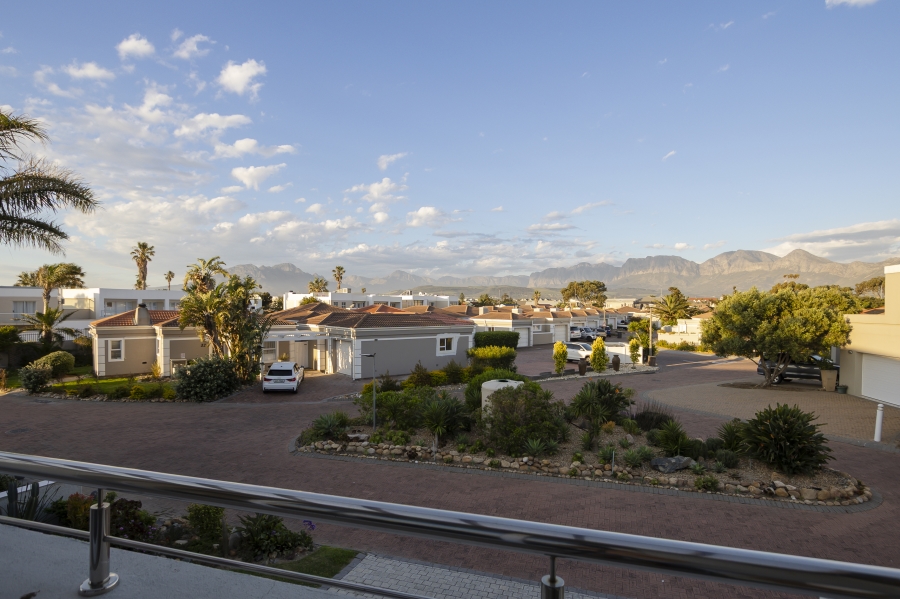 To Let 4 Bedroom Property for Rent in Harbour Island Western Cape